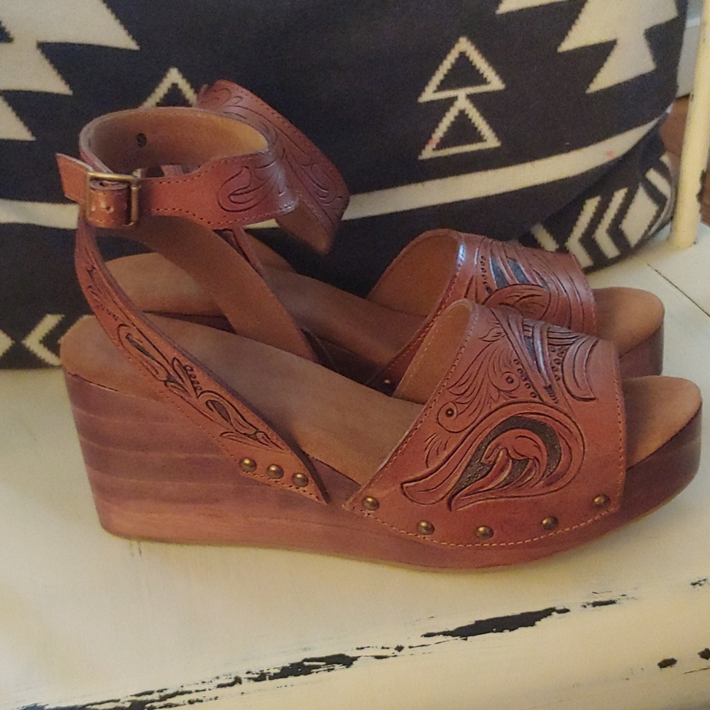 Tooled leather wedge